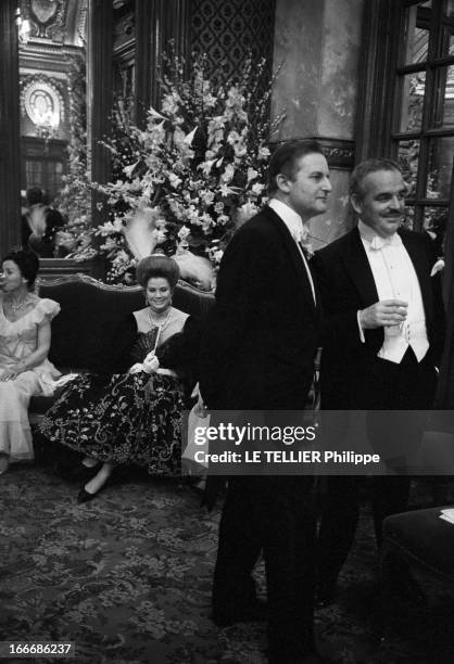 Charity Ball In Monaco. En Principauté de Monaco, en mars 1968, de gauche à droite : une femme non identifiée assise sur un canapé avec GRACE DE...