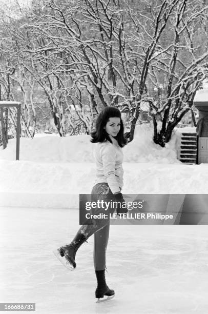 Ira Of Furstenberg In Saint-Moritz With Children. En janvier 1967, la princesse, Ira de FURSTENBERG faisant du patin à glace sur un lac gelé, lors de...