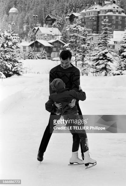 Ira Of Furstenberg In Saint-Moritz With Children. En janvier 1967, Hubertus DE HOHENLOHE-LANGENBURG le fils de la princesse Ira de FURSTENBERG,...