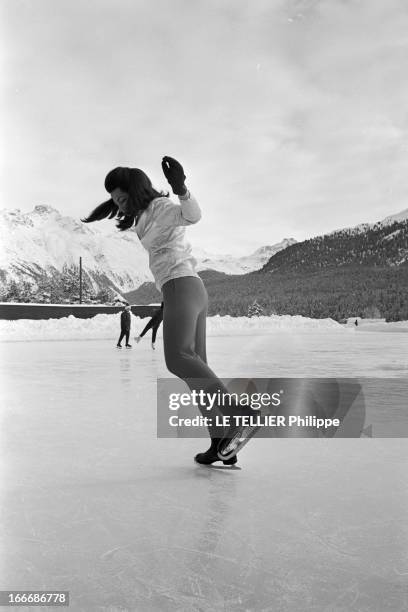 Ira Of Furstenberg In Saint-Moritz With Children. En janvier 1967, la princesse, Ira de FURSTENBERG faisant du patin à glace sur un lac gelé, lors de...