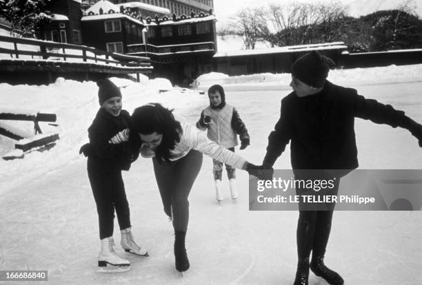 Ira Of Furstenberg In Saint-Moritz With Children. En janvier 1967, la princesse, Ira de FURSTENBERG avec ses deux fils Christophe dit 'kiko' et...