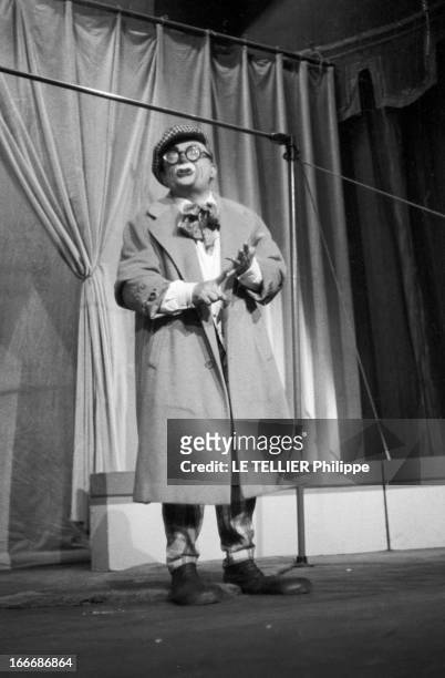 Voulez-Vous Jouer Avec Moa' By Marcel Achard. Paris, France, février 1955 --- 32 ans après avoir joué dans sa propre pièce de théâtre 'Voulez-vous...