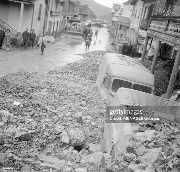 The Drama Of Plan-Du-Var. Plan-du-Var - 30 mars 1963 - A l'occasion d'un écroulement rocheux sur un quartier du village : dans une rue du village,...