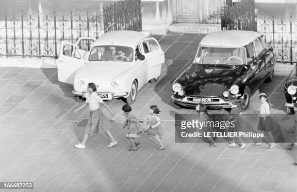 Official Visit Of President Dwight D. Eisenhower To France. Paris, septembre 1959. Une femme emmène des fillettes marchant à la file indienne,...