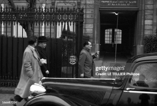 Ministry Crisis Edgar Faure. A Paris, lors de la crise de février 55, en extérieur, dans la rue, Antoine PINAY, en manteau avec un chapeau, marchant...