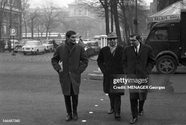 Actor Charles Denner. En 1963, l'acteur Charles DENNER, traversant une rue de Paris, en compagnie d'un ami et du réalisateur Claude CHABROL avec...