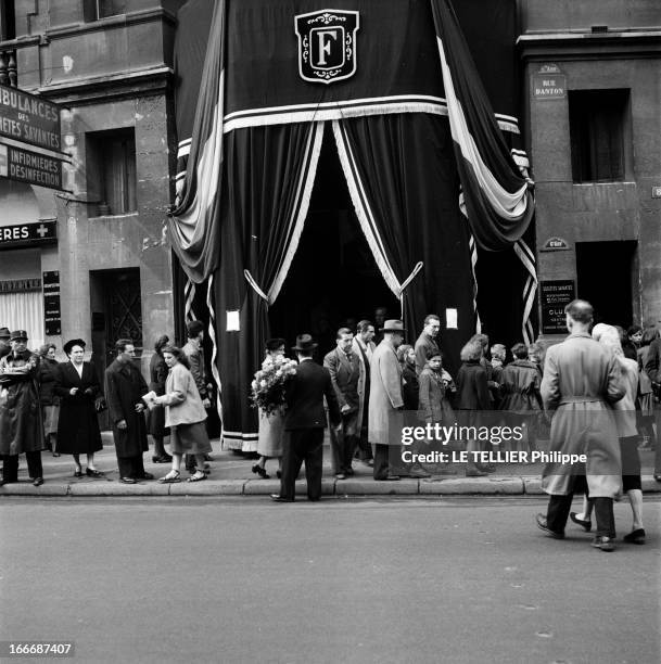 The Funeral Of Yves Farge. A Paris, lors des obsèques du journaliste et militant communiste Yves FARGES, un groupe de personnes groupées sur le...