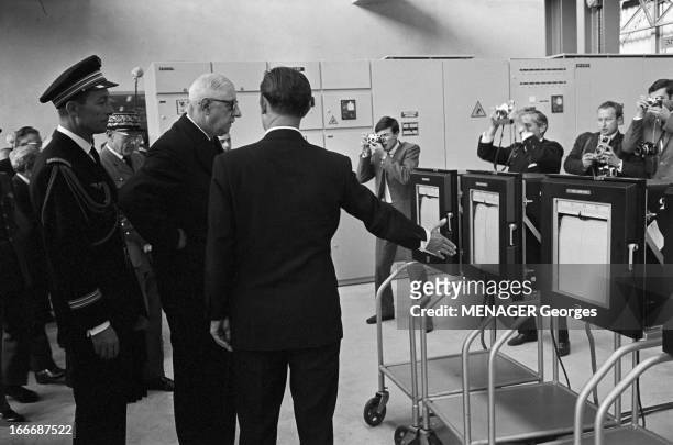 Charles De Gaulle Visiting The Factory Of Pierrelatte Nuclear Center. Pierrelatte - 6 novembre 1967 - Dans une salle de l'une unité d'enrichissement...