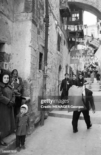 Journey Of Pope Paul Vi To Israel. Jérusalem - 4 janvier 1964 - Lors du pélerinage du pape PAUL VI en Terre sainte, sur la Via Dolorosa .