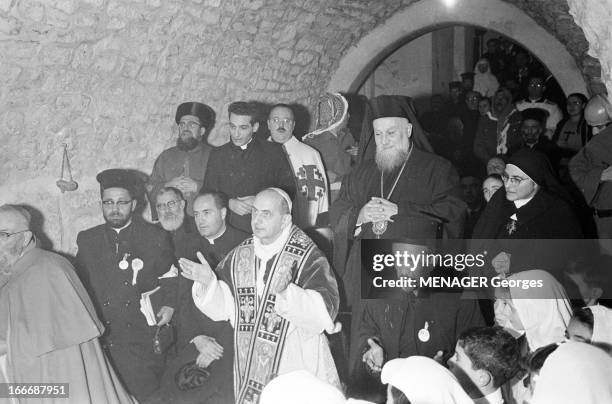 Journey Of Pope Paul Vi To Israel. Jérusalem - 4 janvier 1964 - Lors de son pélerinage en Terre sainte, le pape PAUL VI, au centre, pénétrant dans...