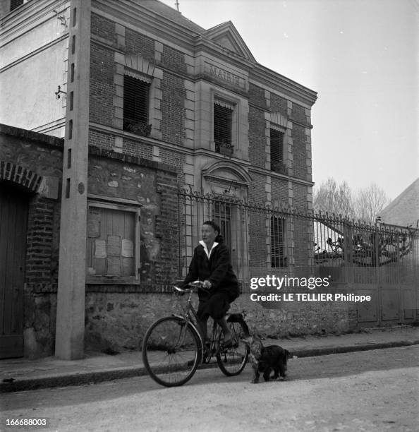 Municipal Elections 1953: Countess Paula De Beaumont, Candidate In Maule . Maule (Seine-et-Oise, France, avril 1953 --- La comtesse Jean DE BEAUMONT,...