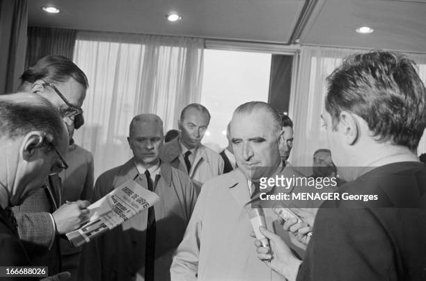 Georges Pompidou Back From A Trip In Iran. En France, le 11 mai 1968, le Premier ministre Georges POMPIDOU dans un aéroport, interviewé par des...