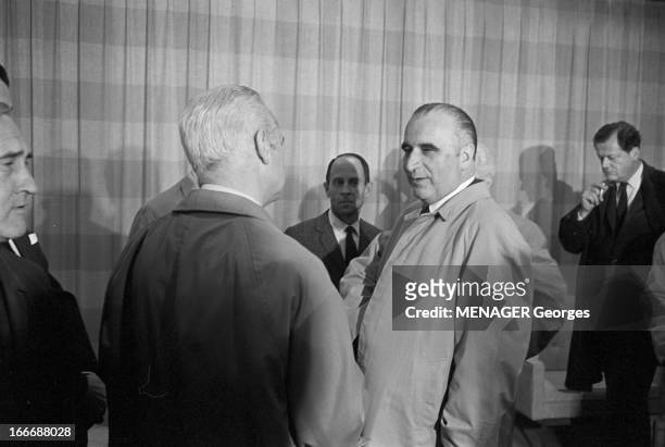 Georges Pompidou Back From A Trip In Iran. En France, le 11 mai 1968, le Premier ministre Georges POMPIDOU, au premier-plan à droite, dans un...