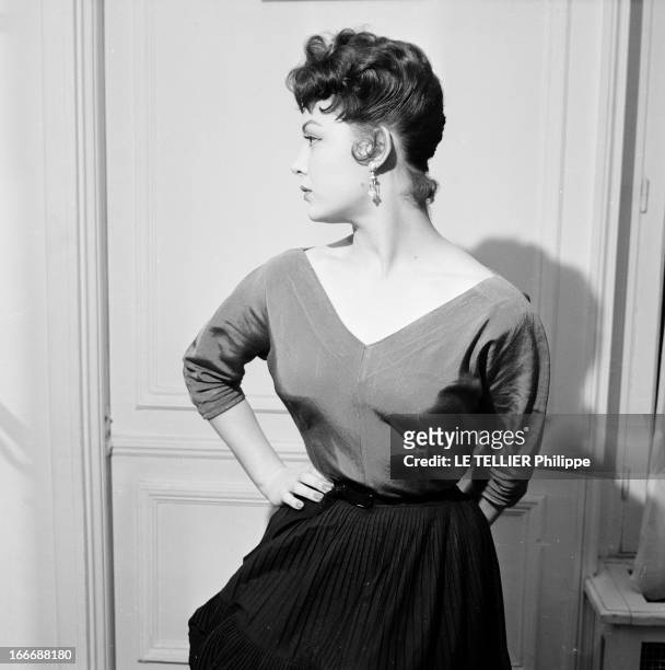 Veronique Zuber, Miss France 1955. En France, en 1955, portrait en intérieur de Véronique ZUBER, Miss France 1955, le visage de profil et une main...
