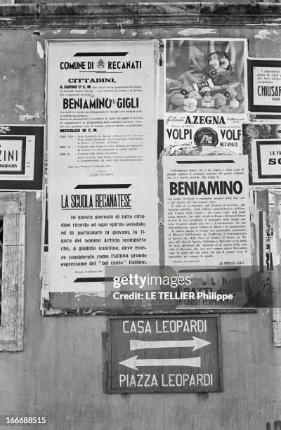The Villa Of Beniamino Gigli Near Recanati. En Italie, à Recanati - 26 décembre 1957 - Des avis de décès du tenor Beniamino GIGLI affichés sur un mur...