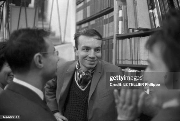 Meeting Andrei Voznesensky. 13 décembre 1962, Andreï Andreïevitch VOZNESSENSKI est un poète russe. Bien qu'ayant suivi des études d'architecture, il...