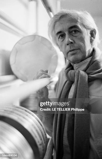 Director Robert Bresson. En France, le 10 octobre 1968, portrait de face du réalisateur Robert BRESSON, devant des boites de films, dans des archives...