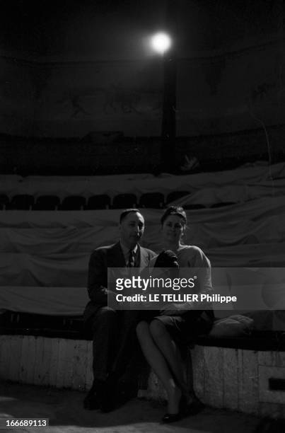 The Circus ' Medrano' Closed Its Doors. Le 9 janvier 1963, Jérôme et Violette MEDRANO avec le bébé gorille 'Fifi', les anciens propriétaires du...