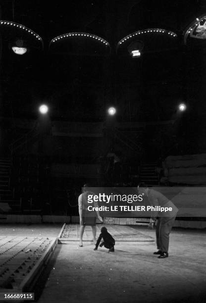 The Circus ' Medrano' Closed Its Doors. Le 9 janvier 1963, Violette et Jérôme MEDRANO, avec leur bébé gorille Fifi', les anciens propriétaires du...