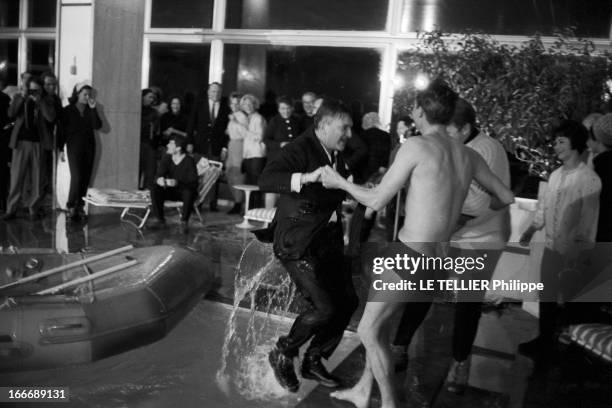 Megeve. Le 23 janvier 1963 à Megève, en France, un homme non identifié, en costume, trempé, sort d'une piscine avec l'aide d'un homme non identifié...