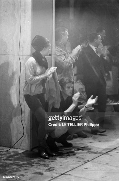 Megeve. Le 23 janvier 1963 à Megève, en France, une soirée au bord d'une piscine avec une femme non identifiée debout avec une toque, et Alain DELON,...