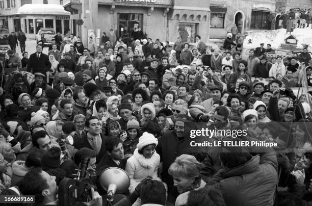 Wedding Of Sacha Distel And Francine Breaud. Le 25 janvier 1963, en France, à Megeve, la foule réunie devant la mairie à l'occasion du mariage du...