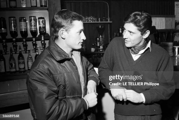 Wedding Of Sacha Distel And Francine Breaud. Le 25 janvier 1963, en France, à Megeve, le chanteur français Sacha DISTEL discutant avec un ami...