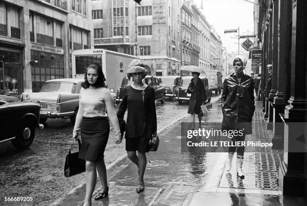 Op Art Make-Up In London. A Londres, dans la rue, le modèle Kari-Ann, les yeux entourés d'un maquillage 'Op Art' portant un imperméable ciré sur une...