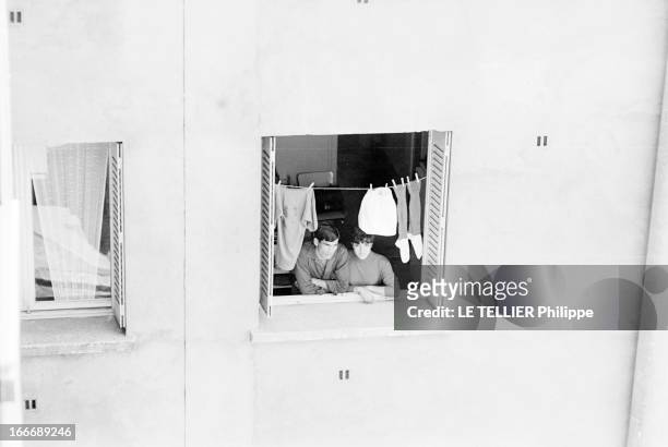 Rendezvous With Nestor Combin. Le 14 mai 1964, à Lyon en France, vue extérieure de l'appartement du footballeur français Nestor COMBIN avec sa femme...