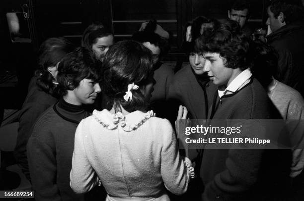 Wedding Of Sacha Distel And Francine Breaud. Le 25 janvier 1963, en France, à Megeve, la championne de ski Francine BREAUDvue de dos au centre,...