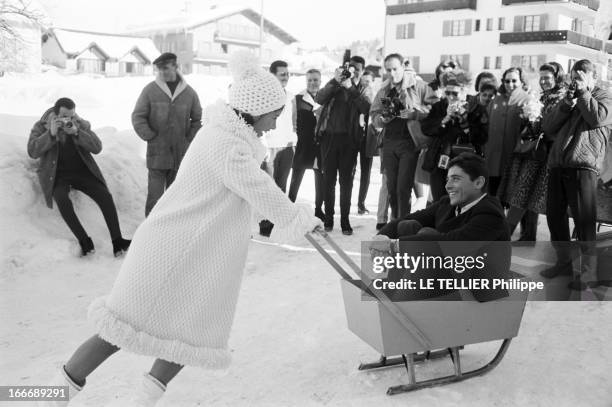 Wedding Of Sacha Distel And Francine Breaud. Le 25 janvier 1963, en France, à Megeve, le jour de leur mariage après la cérémonie , le chanteur...