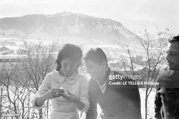 Wedding Of Sacha Distel And Francine Breaud. Le 25 janvier 1963, en France, à Megeve, le jour de leur mariage, le chanteur français Sacha DISTEL et...