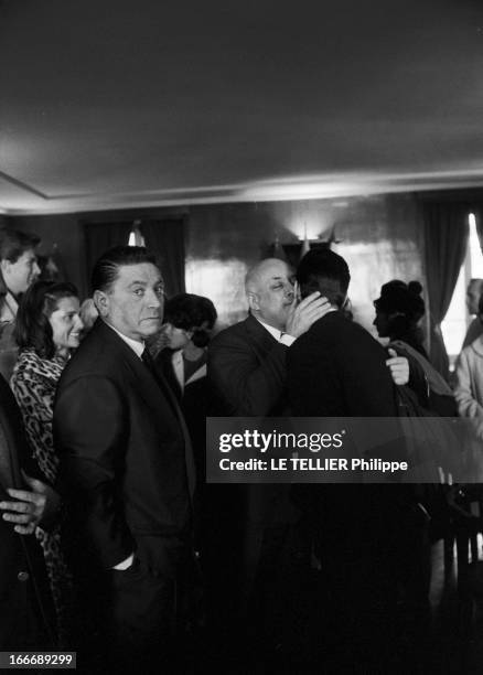 Wedding Of Sacha Distel And Francine Breaud. Le 25 janvier 1963, en France, à Megeve, le musicien Ray VENTURA embrasse son neveu Sacha DISTEL à...