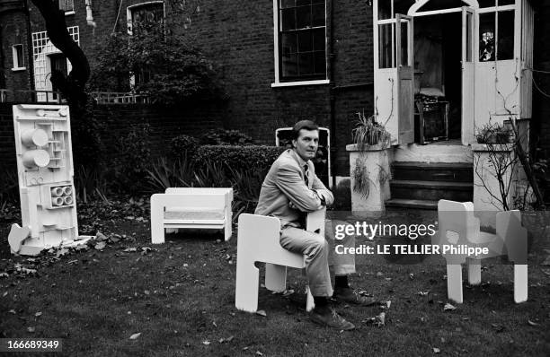 Pop Art Furniture In London. Le 26 octobre 1965, des chaises pop art blanches à trois pieds dans le jardin d'une maison à Londres, au Royaume-Uni,...