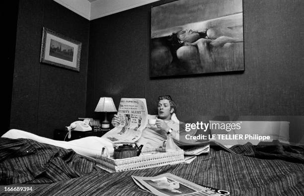 Rendezvous With Michael Caine In London. Le 26 octobre 1965, Michael CAINE, avec des lunettes sur la tête, allongé, prend son petit-déjeuner au lit,...