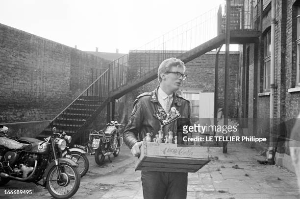 Les Marguerites' Riders Of 'Club 59' In London. Le 26 octobre 1965, en Angleterre, un membre de l'association le 'CLUB 59' qui regroupe des jeunes...