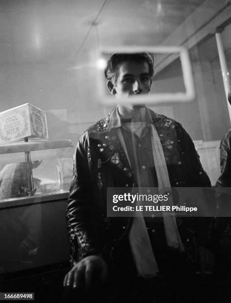 Les Marguerites' Riders Of 'Club 59' In London. Le 26 octobre 1965, en Angleterre, un membre de l'association le 'CLUB 59' qui regroupe des jeunes...