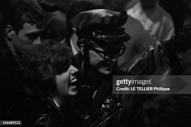 Les Marguerites' Riders Of 'Club 59' In London. Le 26 octobre 1965, en Angleterre, lors d'un rassemblement, deux membres de l'association le 'CLUB...