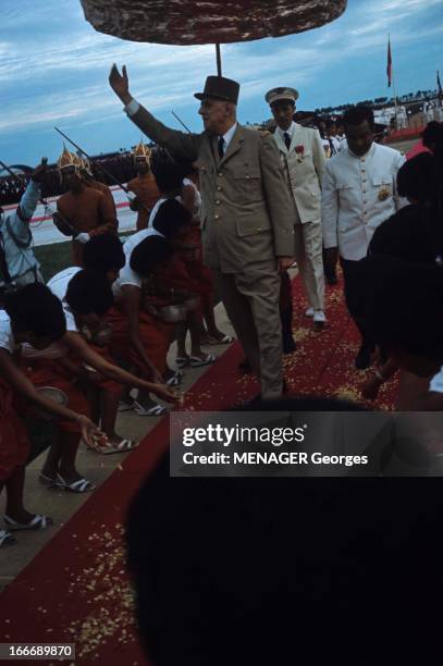 Official Visit Of Charles De Gaulle In Cambodia. Le 1er septembre 1966 à Phnom-Penh au Cambodge, le président de la République française, Charles DE...