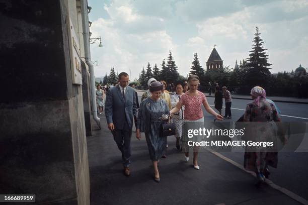 Official Visit Of General Charles De Gaulle To The Ussr. Moscou - juin 1966 - Au premier-plan, marchant dans une rue à l'occasion de la visite...