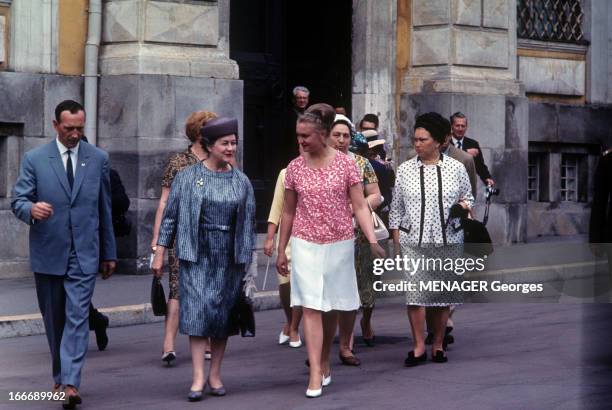 Official Visit Of General Charles De Gaulle To The Ussr. Moscou - juin 1966 - Au premier-plan, marchant dans une rue à l'occasion de la visite...