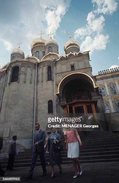 Official Visit Of General Charles De Gaulle To The Ussr. Moscou - juin 1966 - Marchant devant la Cathédrale de l'Annonciation, à l'occasion de la...