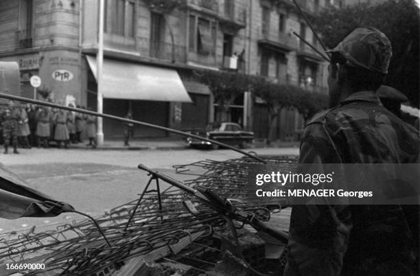 The Barricades. Alger- 4 janvier- 2 février 1960- Les émeutes d'Alger:barricade dressée par la population algérienne d'origine européenne et...