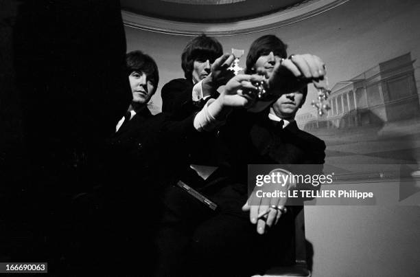The Beatles Awarded The 'M.B.E' At Buckingham Palace And In Private. Le 12 juin 1965, les membres du groupe de musiciens anglais, les BEATLES, se...