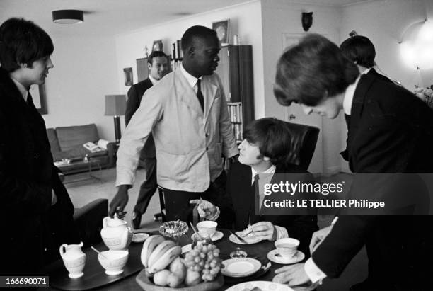 The Beatles Awarded The 'M.B.E' At Buckingham Palace And In Private. Le 12 juin 1965, les membres du groupe de musiciens anglais, les BEATLES,...