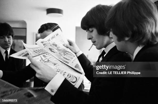 The Beatles Awarded The 'M.B.E' At Buckingham Palace And In Private. Le 12 juin 1965, les membres du groupe de musiciens anglais, les BEATLES,...