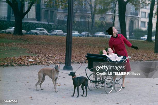 Close-Up Of Genevieve Page. Paris - 10 octobre 1963 - Sur une avenue du XVIe arrondissement, lors d'une promenade, Geneviève PAGE portant un manteau...