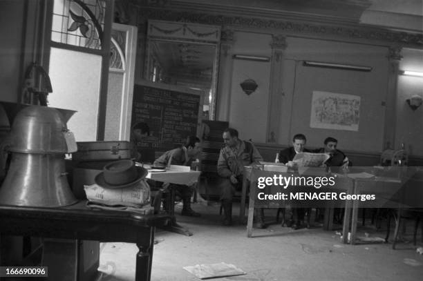 The Barricades. Alger- 4 janvier- 2 février 1960- Les émeutes d'Alger: au PC central de l'université, des membres du bureau assis devant...