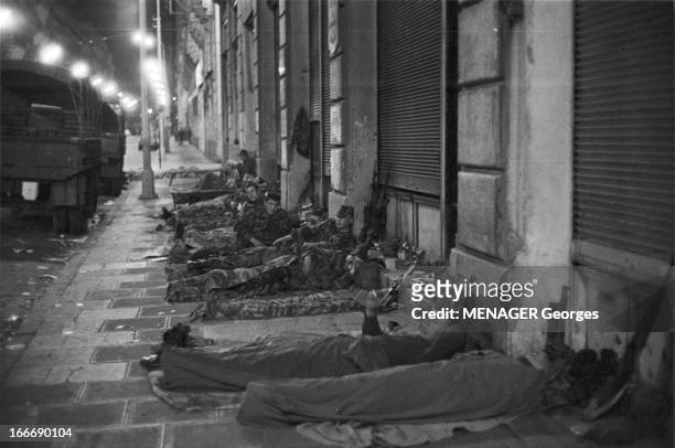 The Barricades. Alger- 4 janvier- 2 février 1960- Les émeutes d'Alger: la nuit, dans une rue, les insurgés, civils en armes, membres ou miliciens du...