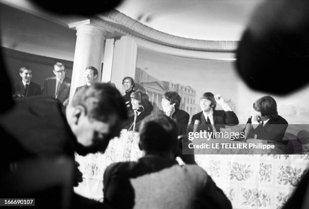 The Beatles Awarded The 'M.B.E' At Buckingham Palace And In Private. Le 12 juin 1965, les membre du groupe de musiciens anglais, les BEATLES, se...